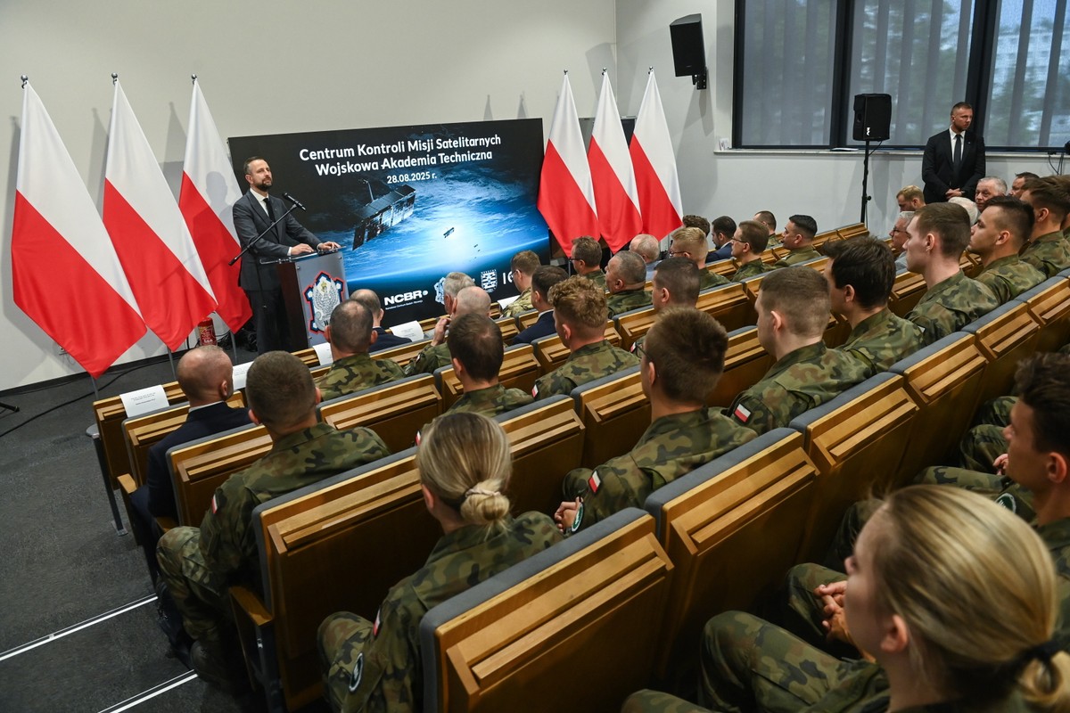 Na zdjęciu Władysław Kosiniak-Kamysz, który 28 sierpnia informuje, że już wkrótce polskie satelity pojawią się na orbicie