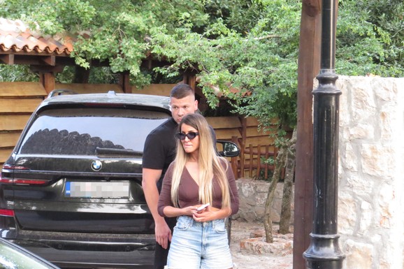 (FOTO) UHVATILI SMO JELENU I SLOBU RADANOVIĆA U CRNOJ GORI Tu su i sinovi, ovo je istina o njihovom odnosu nakon skandala