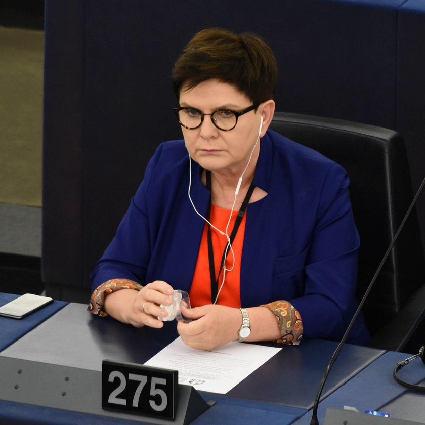 Bez broszki Beata Szydło ponosi porażki