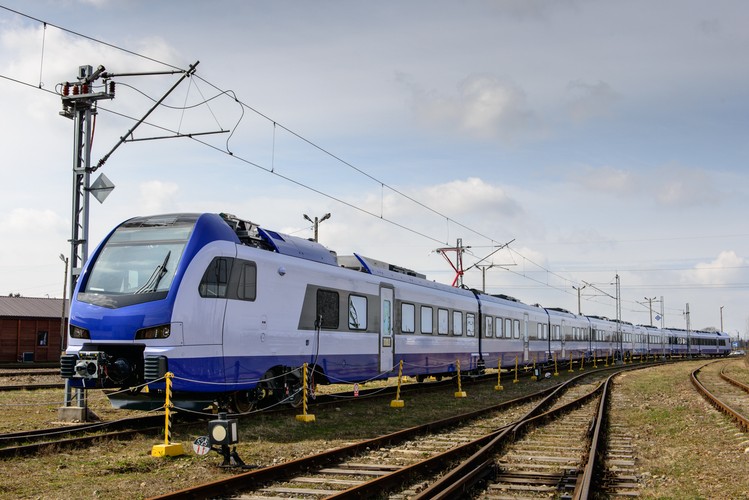 Dopiero kiedy Instytut Kolejnictwa zakończy swoje procedury, zostanie złożony do UTK wniosek o dopuszczenie do użytkowania. Zgodnie z umową, wszystkie zamówione składy powinny zostać przekazane przewoźnikowi - wraz z homologacją - do końca października. Czasu jest już bardzo mało. Stadler i tak znacznie wyprzedza Pesę, która ma dostarczyć dla PKP IC 20 składów Dart, ale nawet nie zakończyła produkcji pierwszego (o tym piszemy dalej). Kontrakt na 20 składów Flirt jest wart 1 mld 621 mln zł, z czego 465 mln zł będzie kosztowało ich serwisowanie przez 15 lat.