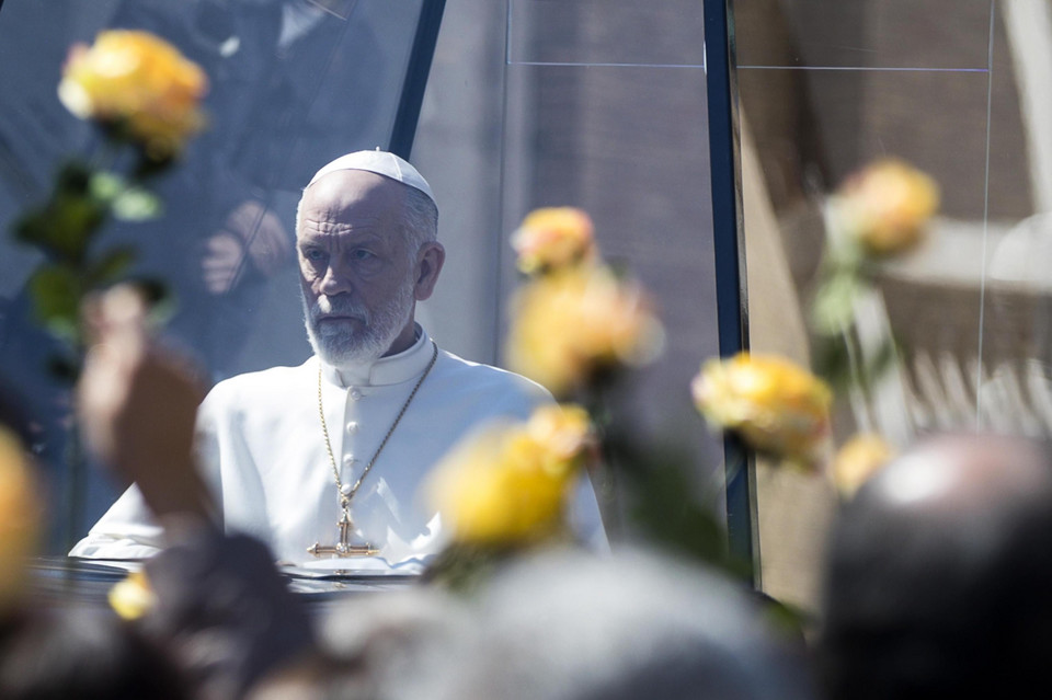 "Nowy papież": John Malkovich jako głowa Kościoła katolickiego na planie w Rzymie