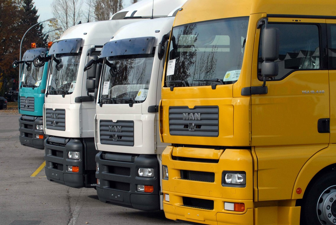 Mimo obniżenia minimalnych stawek podatku od środków transportowych na 2009 rok w największych miastach właściciele samochodów ciężarowych i autobusów zapłacą większy podatek. Fot. Bloomberg
