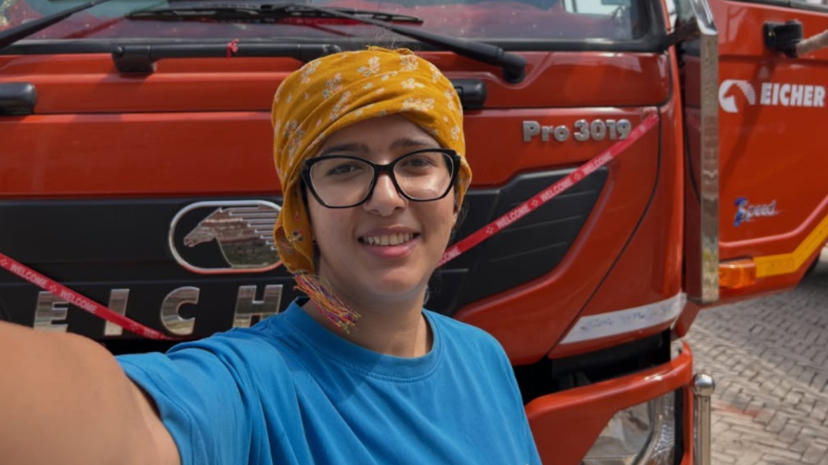 O tânără a renunțat la cariera de stewardesă pentru a deveni șoferiță de camion: „Urmați-vă pasiunea cu încredere”