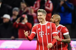 Liga niemiecka: Lewandowski w nowej fryzurze zabójczo skuteczny. Cudowny gol Kapustki [WIDEO]