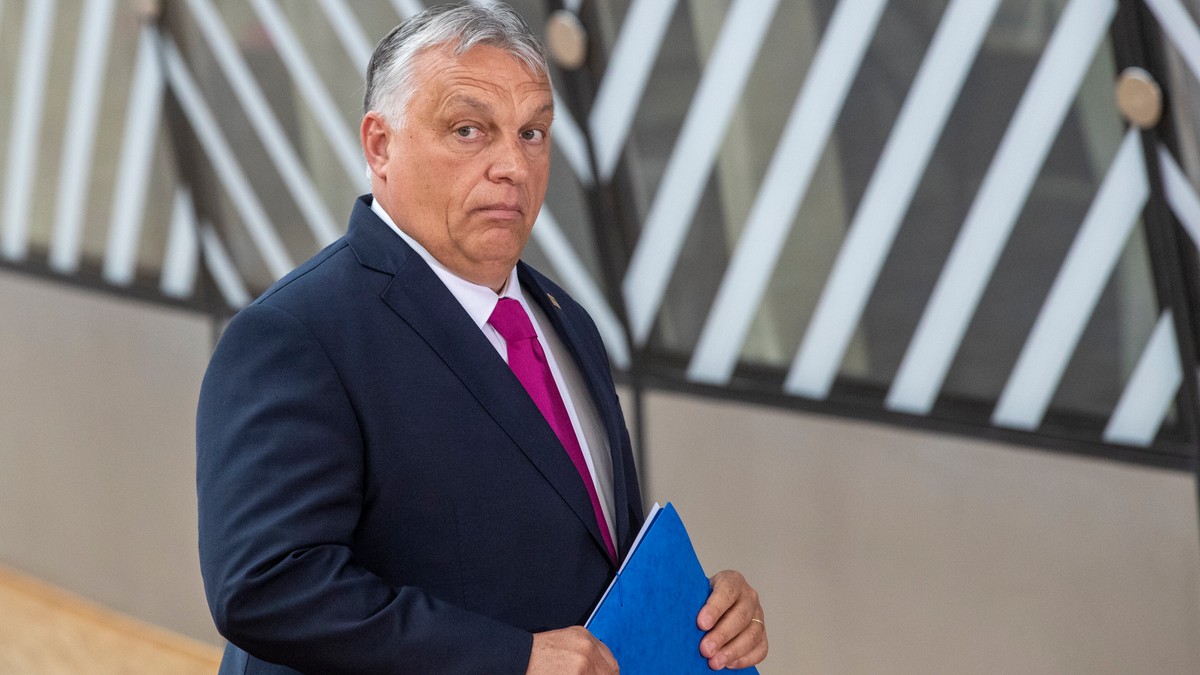 Orbán Viktort és több fideszes politikust is arra kértek, mutassák meg a telefonjaik háttérképét: „A Szilvi van rajta bikiniben” – videó