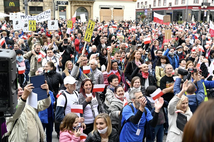 Uważają, że pandemii nie ma i protestują. Szokujące obrazki z Polski