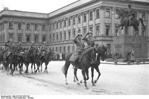 Niemiecka parada przed Pałacem Saskim w Warszawie po zajęciu stolicy Polski (fot. Bundesarchiv, Bild 101I-001-0251-09 / Schulze / CC-BY-SA 3.0).