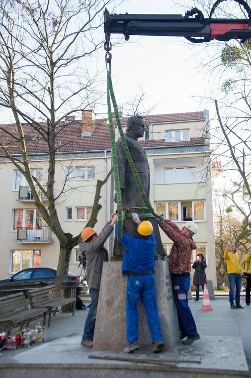 Rozbiórka pomnika ks. prałata H. Jankowskiego po decyzji jego usunięcia przez Radę Miasta Gdańska