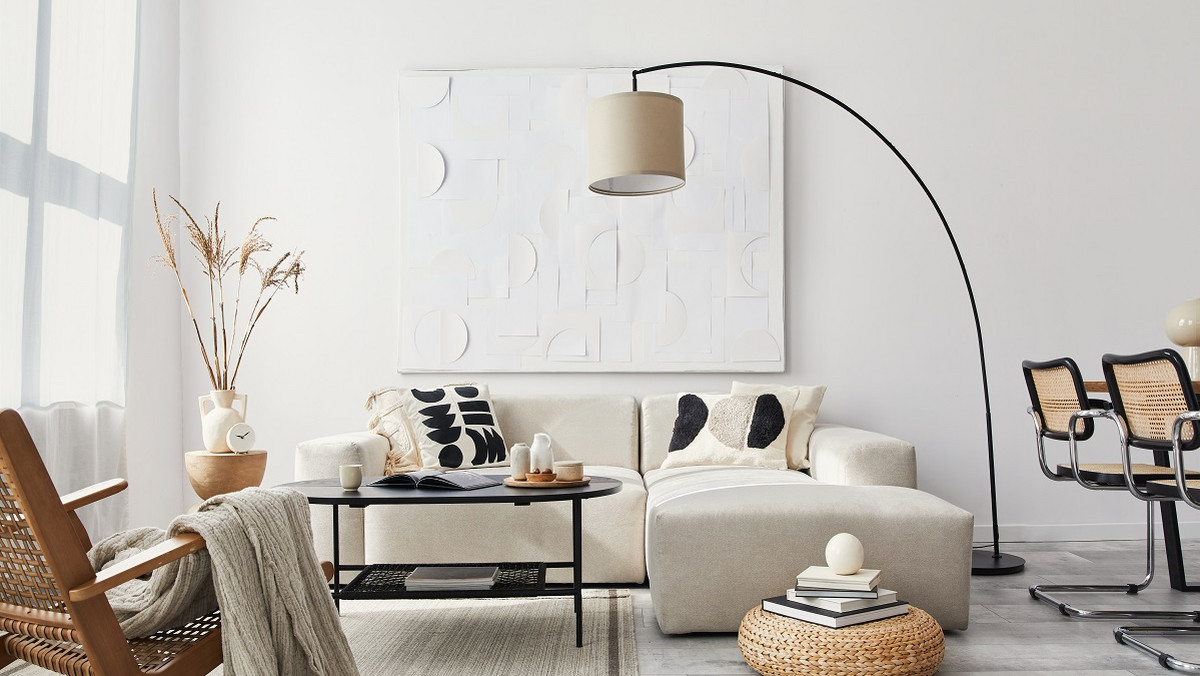 Jak wybrać idealną lampę podłogową do salonu? Na to warto zwrócić uwagę