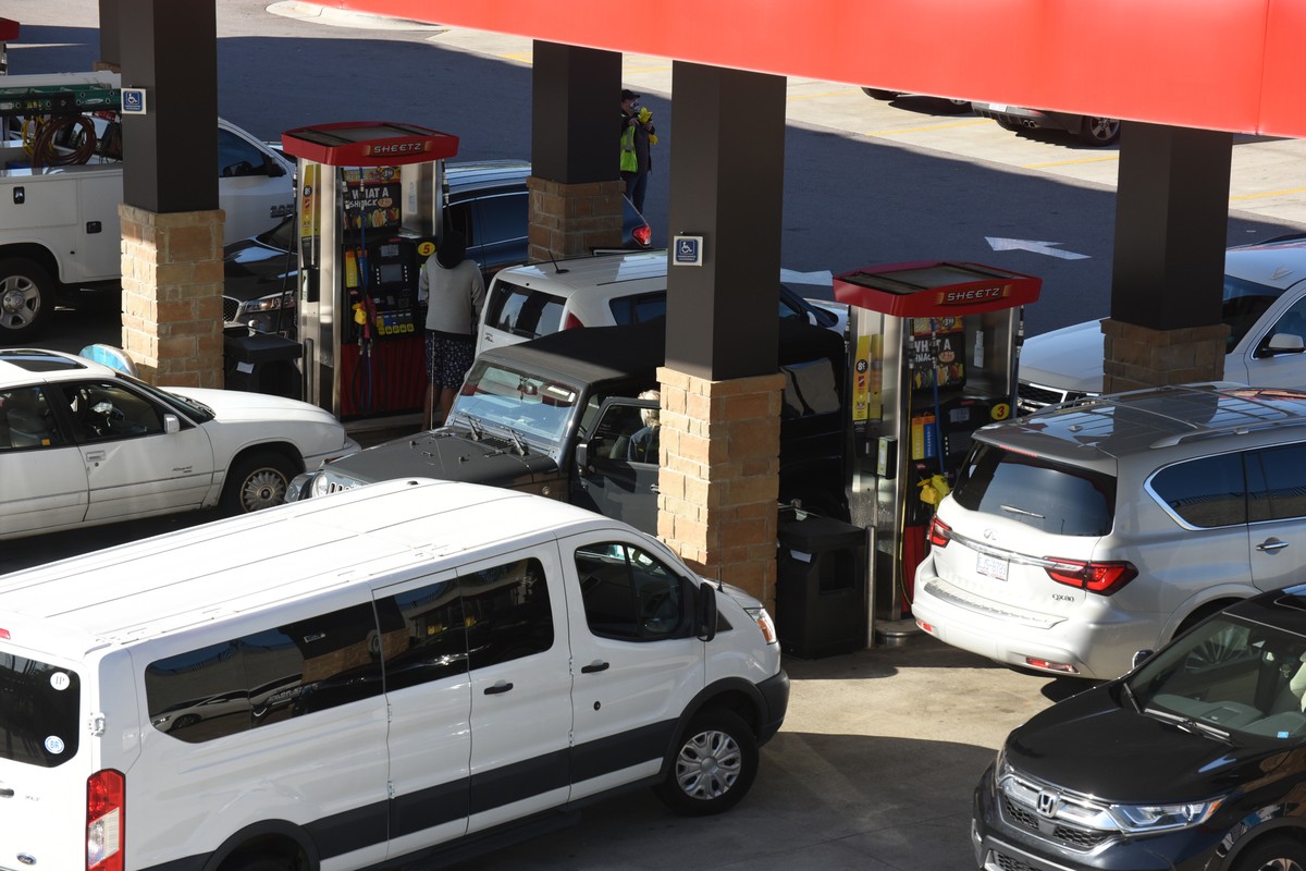 Kolejki na stacjach po kryzysie związanym z cyberatakiem na Colonial Pipeline