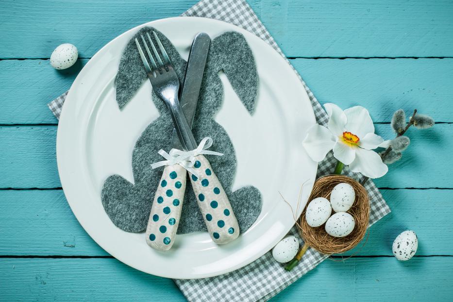 Ha otthon van egy kis maradék textil darab, akkor vágjunk ki belőle egy nyuszi formát és tegyük a tányérokra / Fotó: Shutterstock