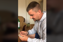 Mladić objavio snimak kako broji novac koji je dobio na svadbi i ne postoji dovoljno mala MIŠIJA RUPA u koju bi se sakrila rodbina od sramote nakon videa: "SRBIJA I HRVATSKA DA SE STIDE!"