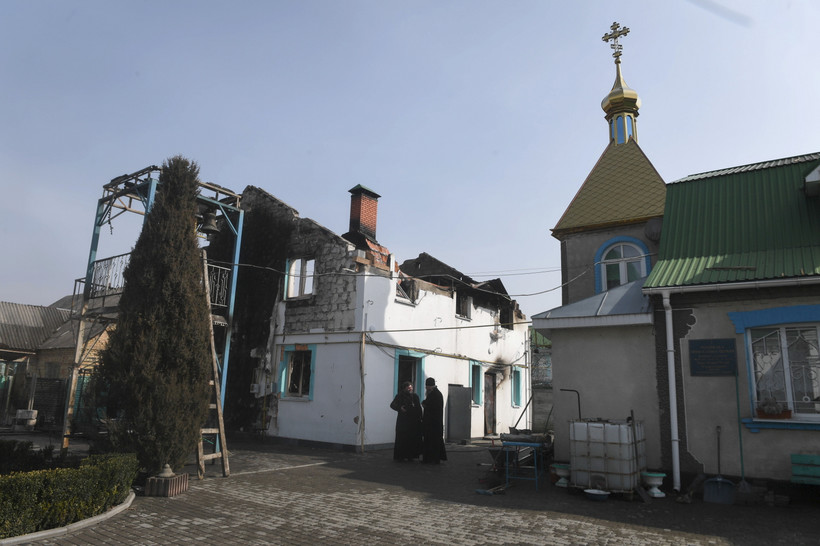 Cerkiew zniszczona po ataku rakietowym armii rosyjskiej w jednej ze wsi w obwodzie kijowskim