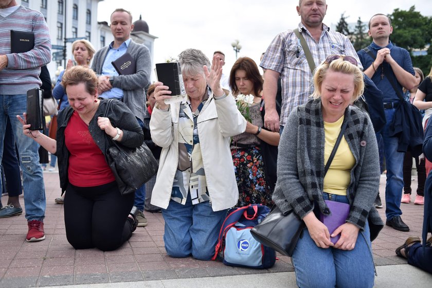 Czy kobiety obalą Łukaszenkę? Ubrane na biało Białorusinki chcą powstrzymać przemoc na ulicach