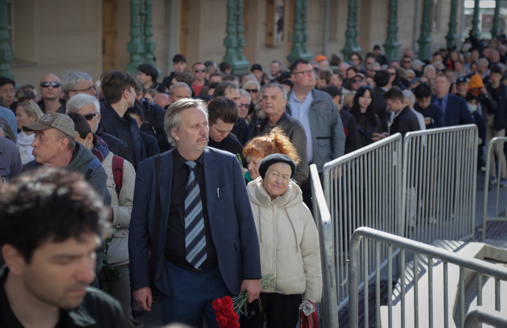 Ľudia stoja v dlhom rade, aby vzdali poslednú úctu pri rakve bývalého sovietskeho prezidenta Michaila Gorbačova.