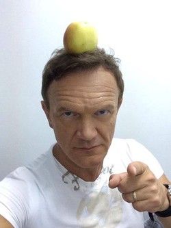 Pazura gwiazdą komediowego serialu "Przypadki Cezarego P."