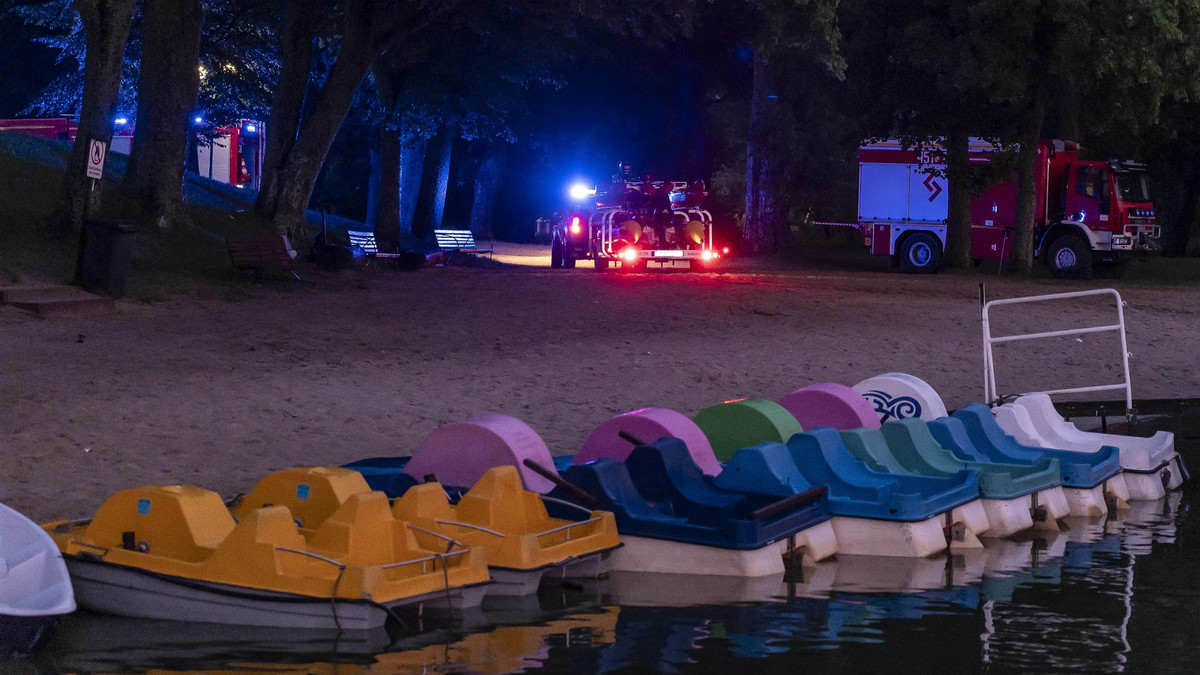 Dramat na jeziorze Tuchomskim. Przewróciły się rowery wodne z nastolatkami. 16-latek wciąż poszukiwany