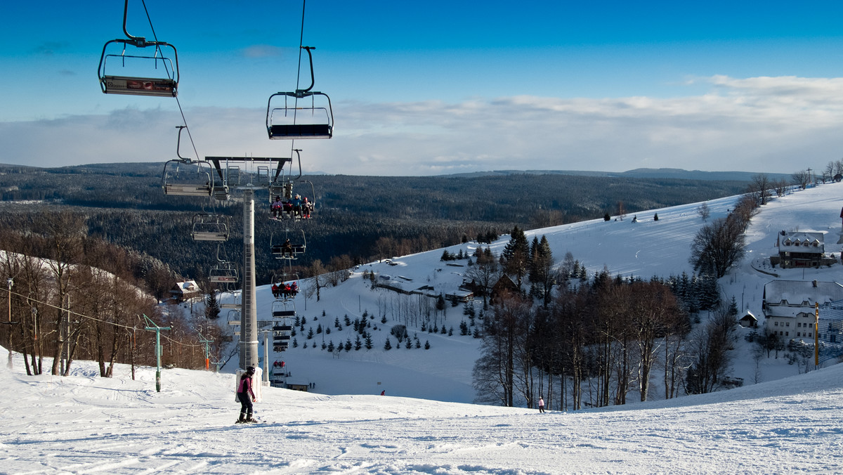 Gdzie jechać na narty w Sudety? W weekend 12–13 grudnia nastąpiło uroczyste otwarcie sezonu narciarskiego na Dolnym Śląsku i w Sudetach, ale śniegu jest wciąż mało. Zanim sezon 2015/2016 ruszy więc pełną parą, warto zrobić przegląd ośrodków, sprawdzić ich ofertę, co oferują nowego i jakie są warunki narciarskie.