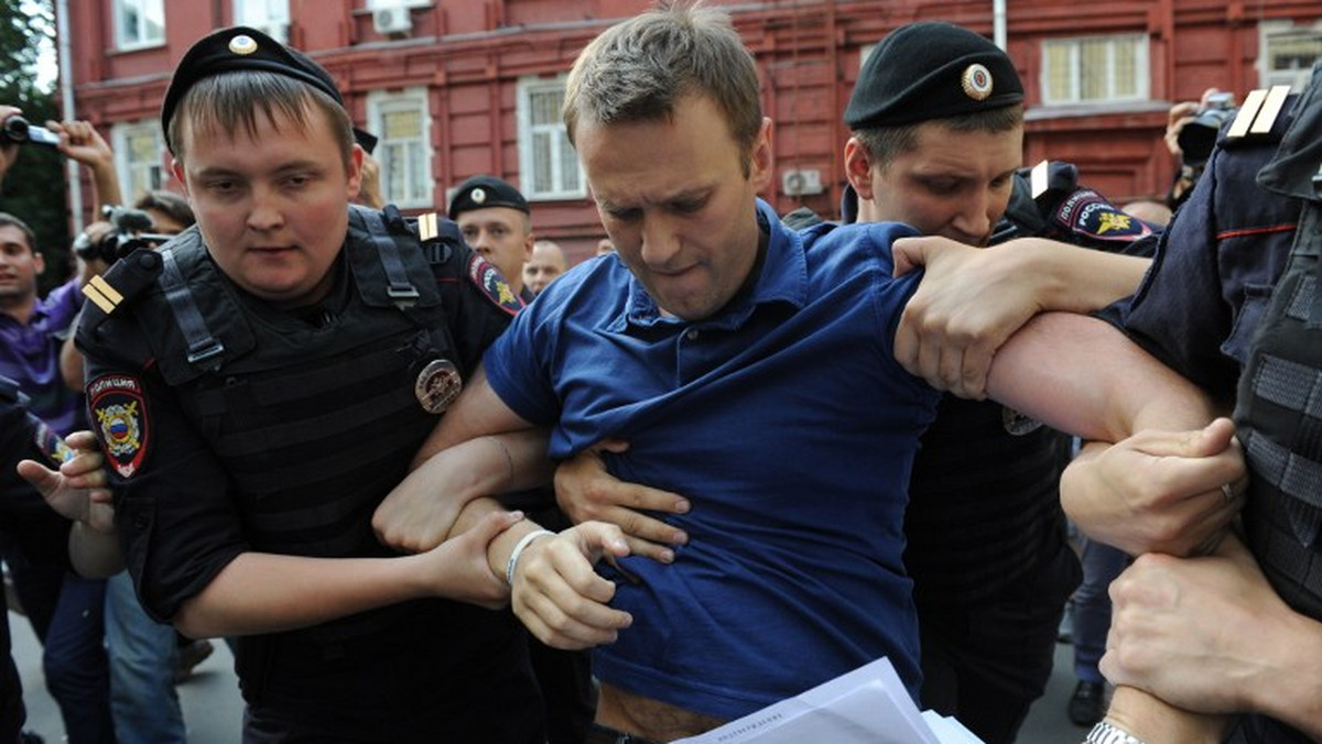 Rosyjski opozycjonista Aleksiej Nawalny, znany z krytyki prezydenta Władimira Putina, został dziś skazany przez sąd w Kirowie na pięć lat więzienia za spowodowanie strat w kontrolowanej przez państwo spółce Kirowles. Prokuratura domagała się sześciu lat.