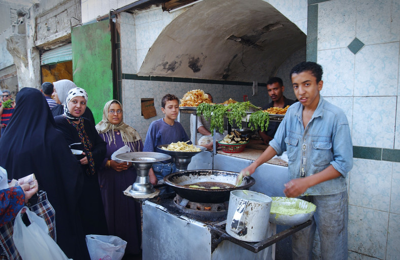 Waluta w Egipcie, drobne przydadzą się na targu. Cairo, Egipt