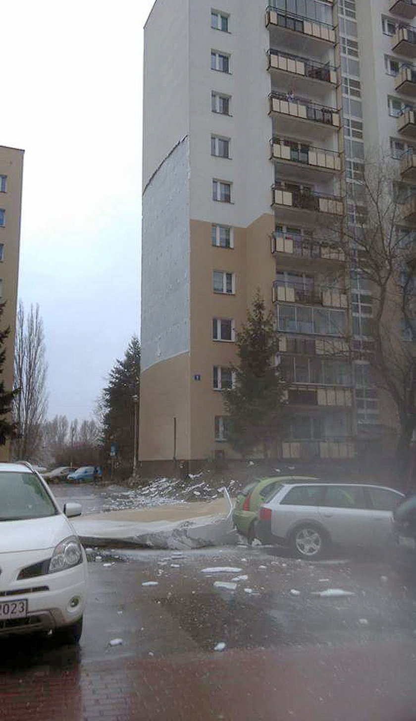 Z budynku oderwał się tynk. Dobrze, że nikogo nie zabiło