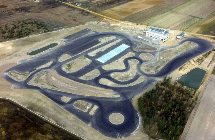 Samochody były testowane na autodromie Jastrząb, położonym ok. 25 km od Radomia. 
Tor szkoleniowy ma długość 3500 m i powierzchnię 7 hektarów.