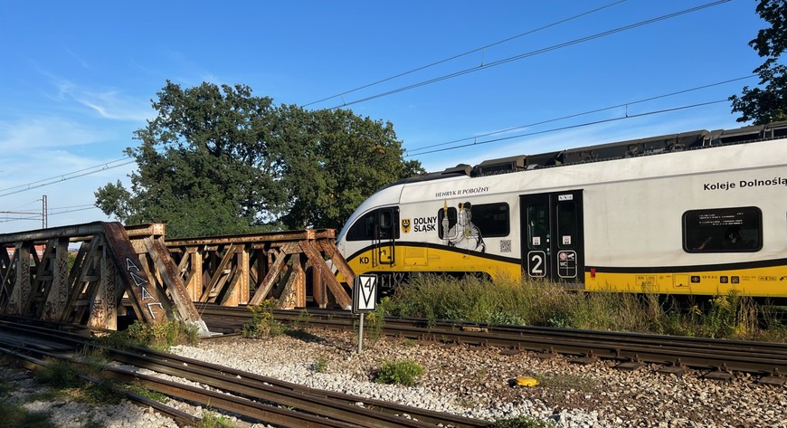 Pod linią kolejową 143 na wysokości mostu nad kanałem miejskim ma powstać tunel dla pieszych i rowerzytów
