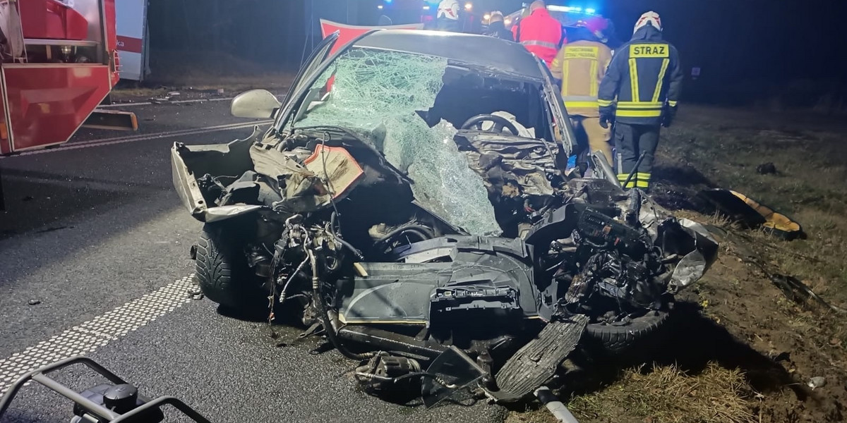 33-letni kierowca opla spowodował wypadek na prostej drodze. Poniósł śmierć na miejscu.