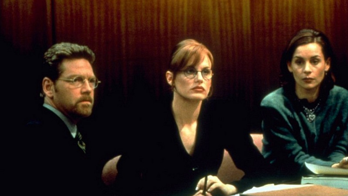 "Fałszywa ofiara", USA, 1998. Reżyseria: Robert Altman. W rolach głównych: Kenneth Branagh, Robert Downey Jr., Daryl Hannah, Tom Berenger, Famke Janssen.