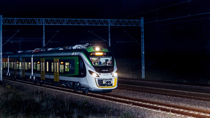 Polski pociąg Impuls 45WE pobił rekord, jadąc z prędkością 226 km/h. Z taka prędkością skład pokonał trasą o długości 35 km w ok. 9 minut.<br><br> (zuz) PAP/Andrzej Grygiel