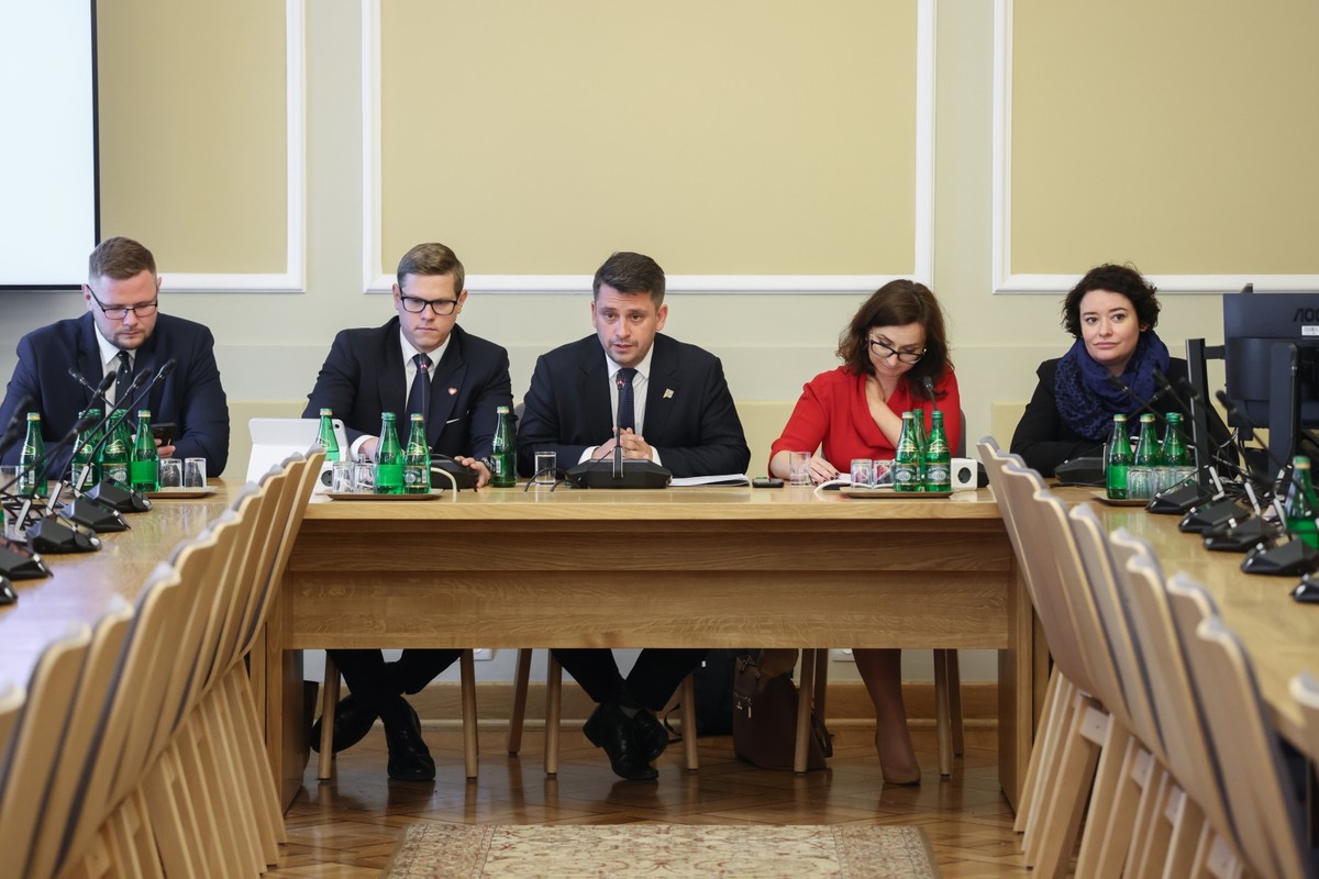Przewodnicząca komisji, posłanka KO Kamila Gasiuk-Pihowicz i wiceprzewodniczący: poseł KP Polska 2050-TD Paweł Śliz, poseł KO Patryk Jaskulski poseł PiS Michał Woś i posłanka Lewicy Anna Maria Żukowska podczas posiedzenia sejmowej Komisji Sprawiedliwości i Praw Człowieka w Sejmie w Warszawie, zajmuje się rozpatrzeniem wniosku o odwołanie z funkcji Przewodniczącej Komisji