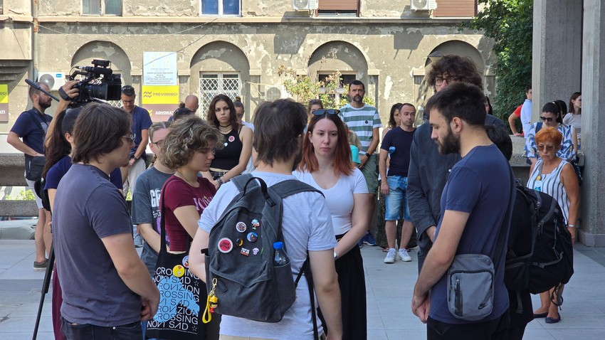 Studenti i građani okupili su se danas ispred Višeg suda u Beogradu