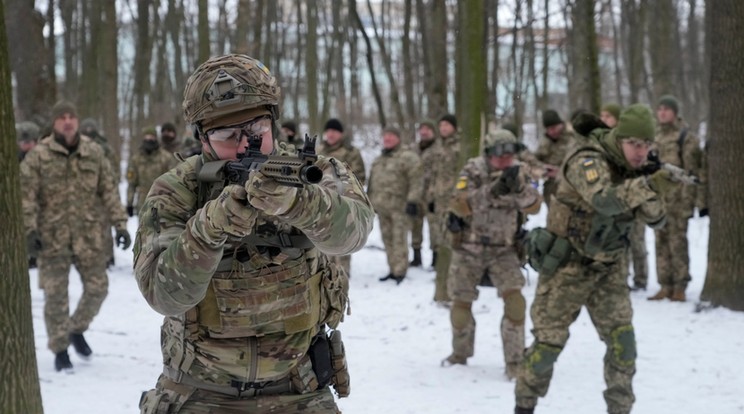 Az ukrán fegyveres erők önkéntes területvédelmi egységének tagjai gyakorlatoznak egy kijevi parkban. Az elmúlt hetekben civilek tucatjai csatlakoztak az ukrán hadsereg tartalékosaihoz egy esetleges orosz inváziótól tartva.Fotó: MTI/AP/Efrem Lukackij