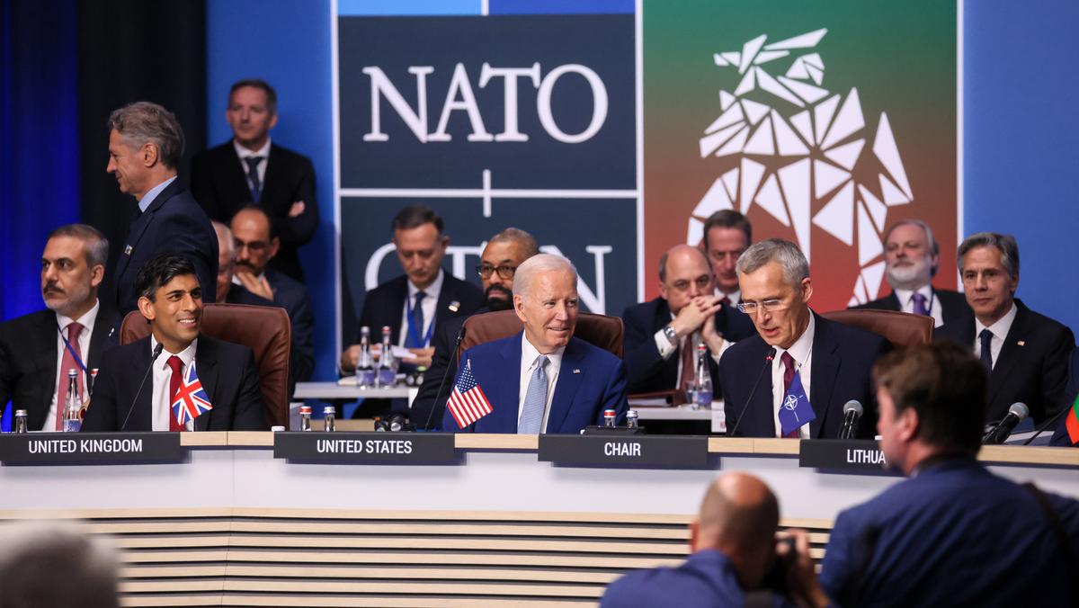 Premier Wielkiej Brytanii Rishi Sunak, sekretarz generalny NATO Jens Stoltenberg i prezydent USA Joe Biden w pierwszym dniu szczytu NATO w Wilnie