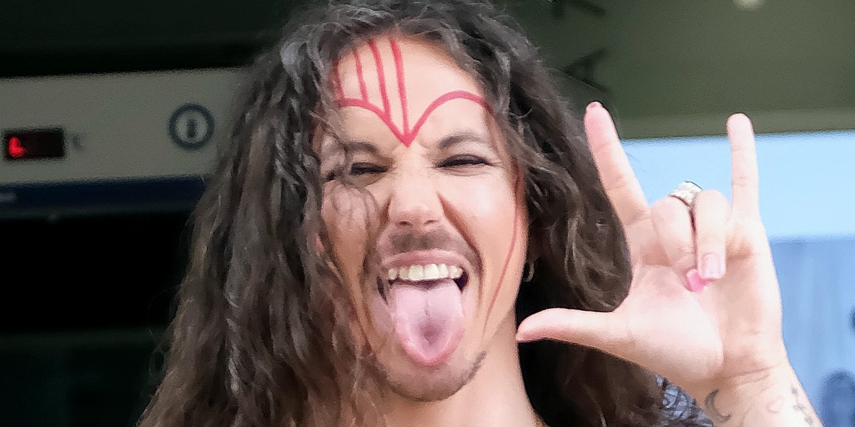 Michał Szpak błysnął prześwitującą koszulką.