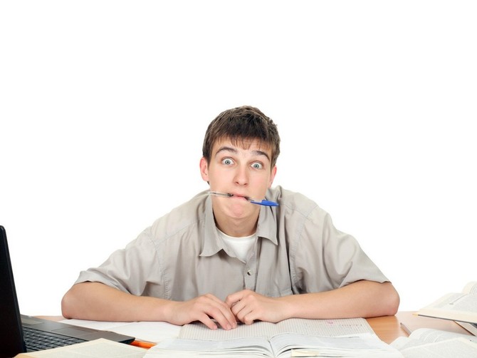 Student sa olovkom u ustima