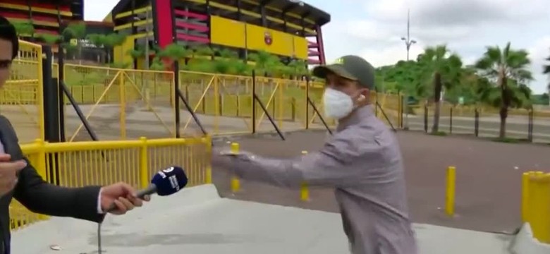 Zuchwały napad na dziennikarza sportowego. Wyciągnął broń i ukradł telefon na wizji