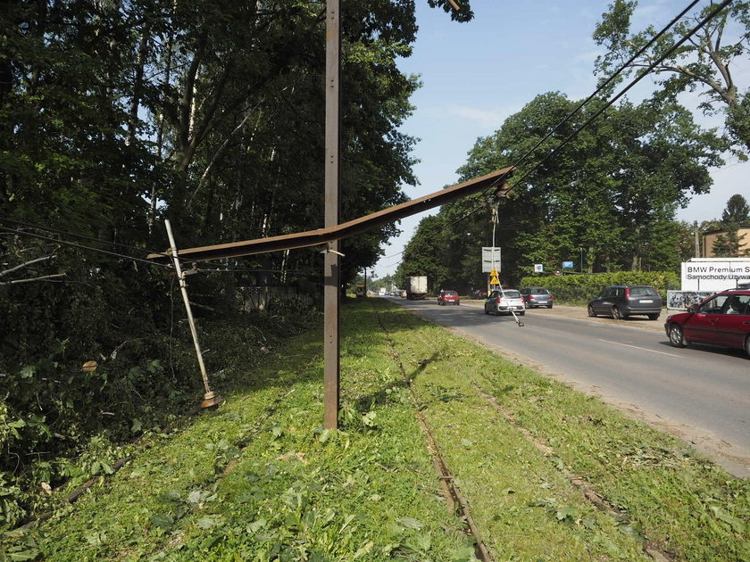 Uwięzione tramwaje w Łodzi mają 34 godziny opóźnienia. To są skutki nawałnicy 