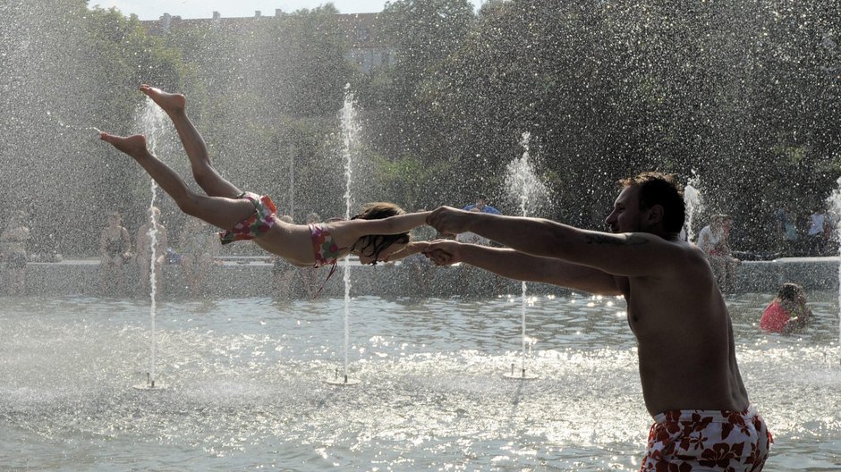 WARSZAWA UPA PODZAMCZE PARK FONTANN