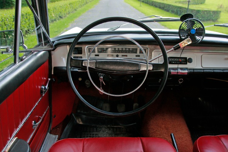 Fiat 125p z 1968 roku należący do Piotra Burcharda, dziennikarza magazynu 'Auto Świat Classic'