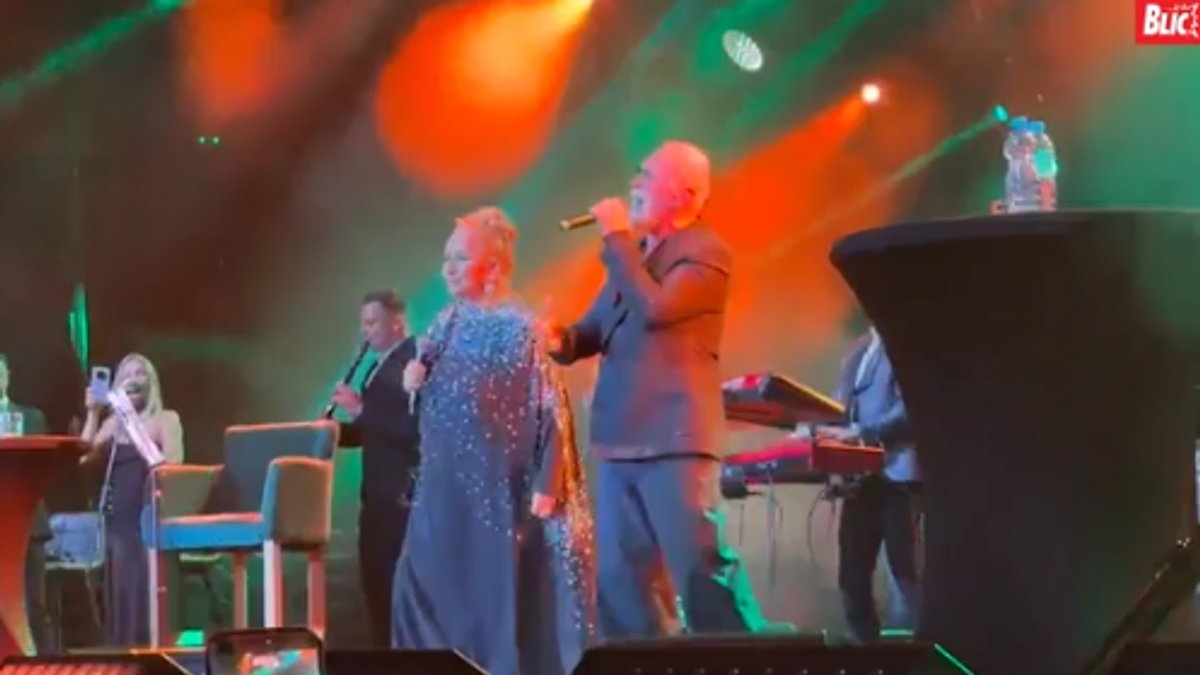 VESNA ZMIJANAC I DINO MERLIN ZAPEVALI JORGOVANE Erupcija emocija u Areni, pevač joj se obratio posebnim rečima: 