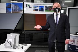 Rewolucja w walce z koronawirusem? Prezydent Duda mówi o urządzeniu, które wykrywa go z oddechu