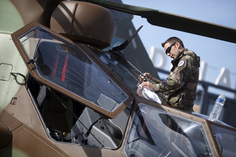 W rywalizacji  o dostawę 70 nowych śmigłowców dla naszego wojska udział bierze też Eurocopter. Na zdjęciu: pracownik Paris Air Show poleruje helikopter tej firmy tuz przed rozpoczęciem imprezy.