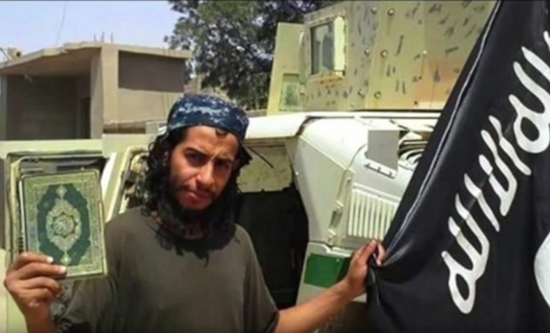 Kadr z nagrania wideo Państwa Islamskiego przedstawiający trzymającego Koran i flagę ISIS Abdelhamida Abaaouda, domniemanego koordynatora ostatnich zamachów w Paryżu