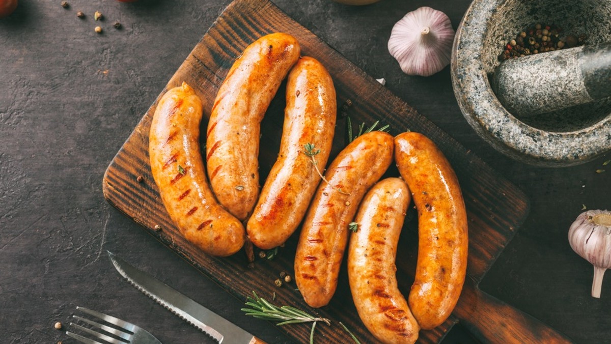 Główny Inspektorat Sanitarny ostrzega przed bakteriami Listeria monocytogenes, które wykryto w produkcie "Kiełbasa śląska z szynki ekstra" o numerze partii 04128 i terminie przydatności do spożycia 15.07.2018. Jedzenie kiełbasy z tej partii może być groźne dla zdrowia.