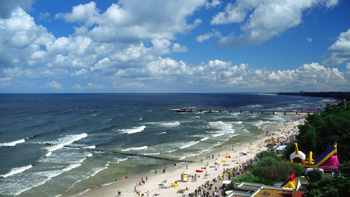 Do października br. będą trwały prace przy umacnianiu trzech kilometrów brzegu morskiego w Kołobrzegu - poinformował w środę PAP Tomasz Bobin dyrektor Urzędu Morskiego w Słupsku.