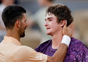 Novak Đoković i brazilski teniser Fonseka posle meča na Rolan Garosu | Foto: Getty Images