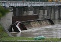 KRAKÓW ZERWANE BARKI NA STOPNIU WODNYM NA DĄBIU