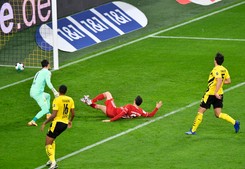 Lewandowski trzy razy trafił do siatki Borussii, ale VAR zabrał mu dwa gole