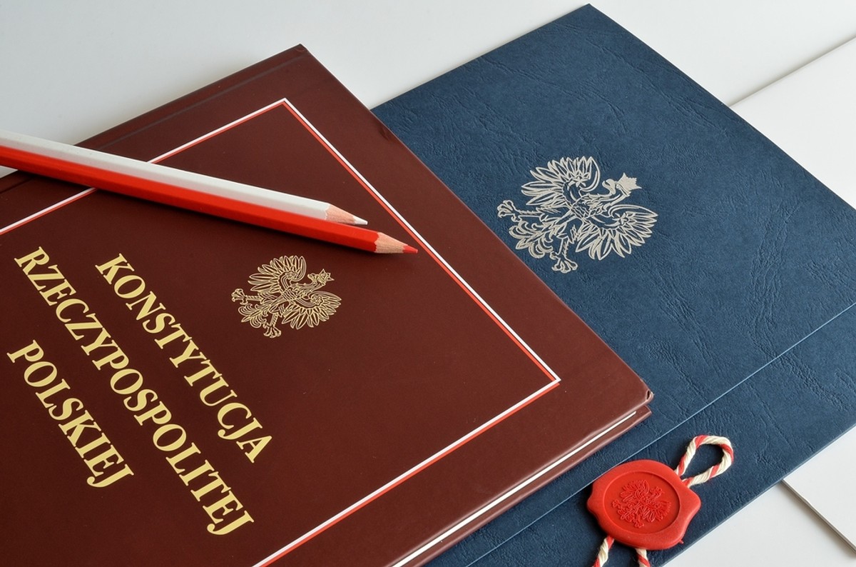 Wykładnia Konstytucji Rzeczypospolitej Polskiej może stwarzać wiele problemów z prawidłowym dekodowaniem norm z poszczególnych przepisów.